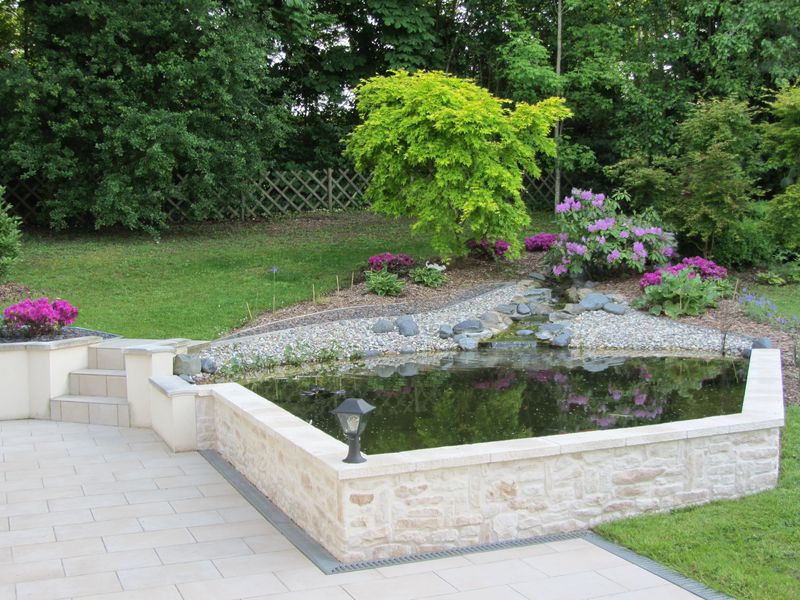 Bassin terrasse 13m3 semi hors sol avec cascade sur-mesure - Aquakoi