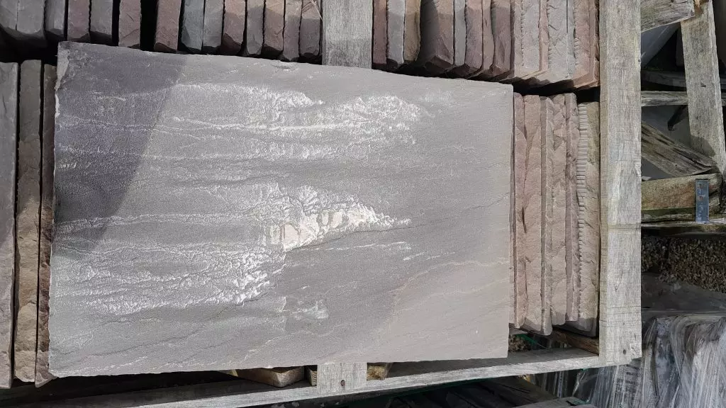 pierre en plaque brune