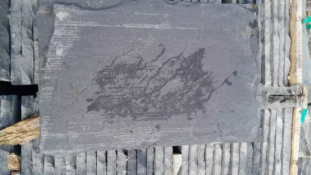 pierre d'ornement gris