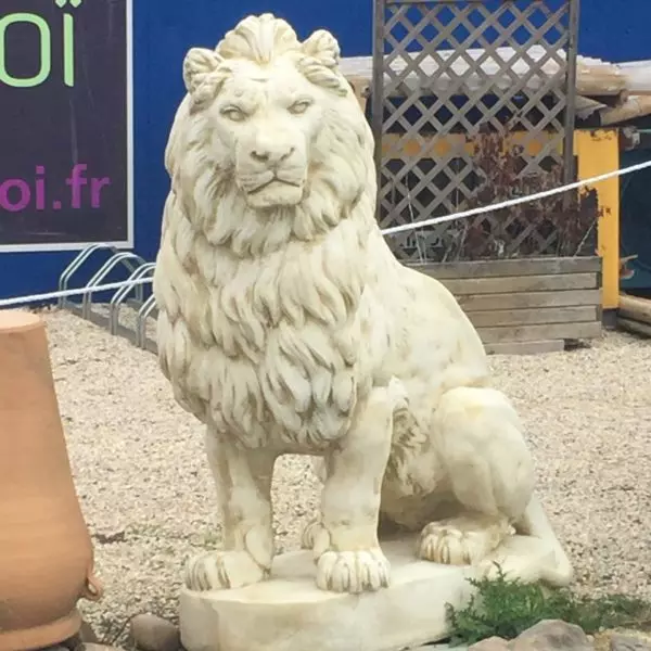 statut lion assis en pierre