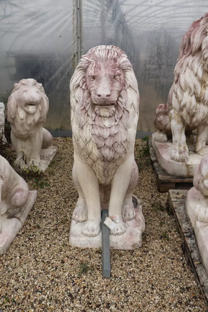 statut lion assis en pierre