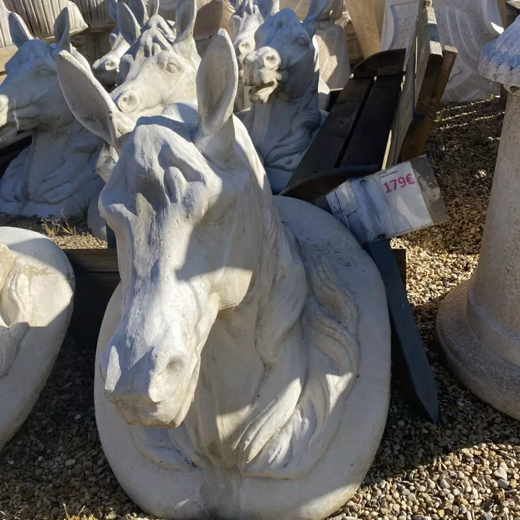 statut en pierre reconstituée. représentation tête de cheval