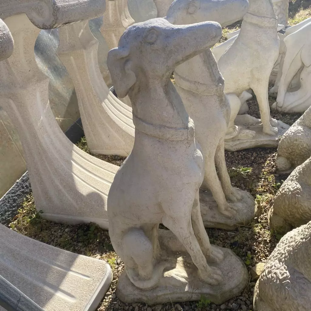 statut chien lévrier en pierre reconstituée.