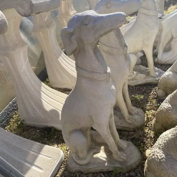 statut chien lévrier en pierre reconstituée.