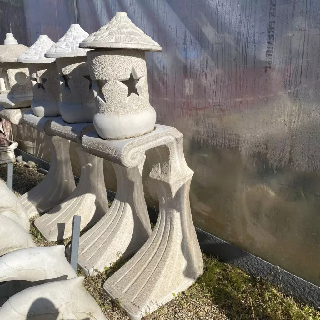 statut lanterne étoile avec potence en pierre reconstituée.