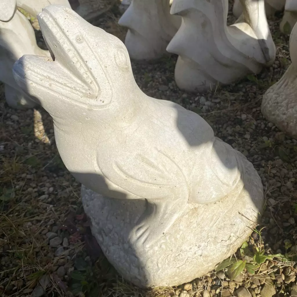 statut en pierre représentation grenouille