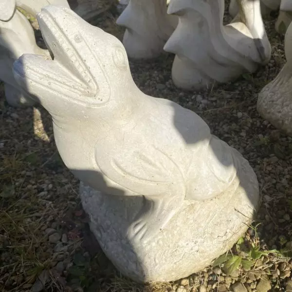statut en pierre représentation grenouille